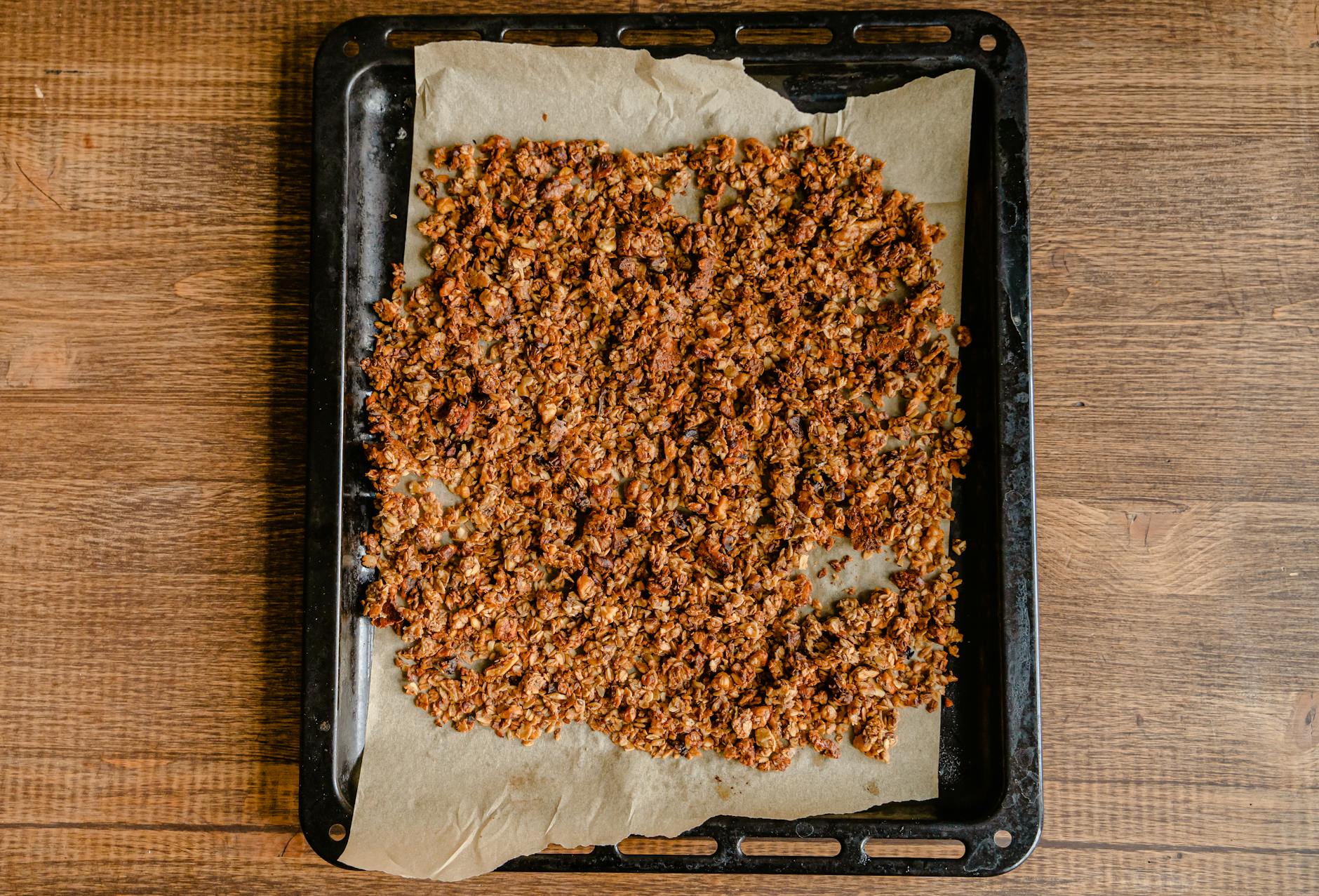 Irresistibly Crunchy Homemade Granola Clusters with Honey, Almonds, and Coconut