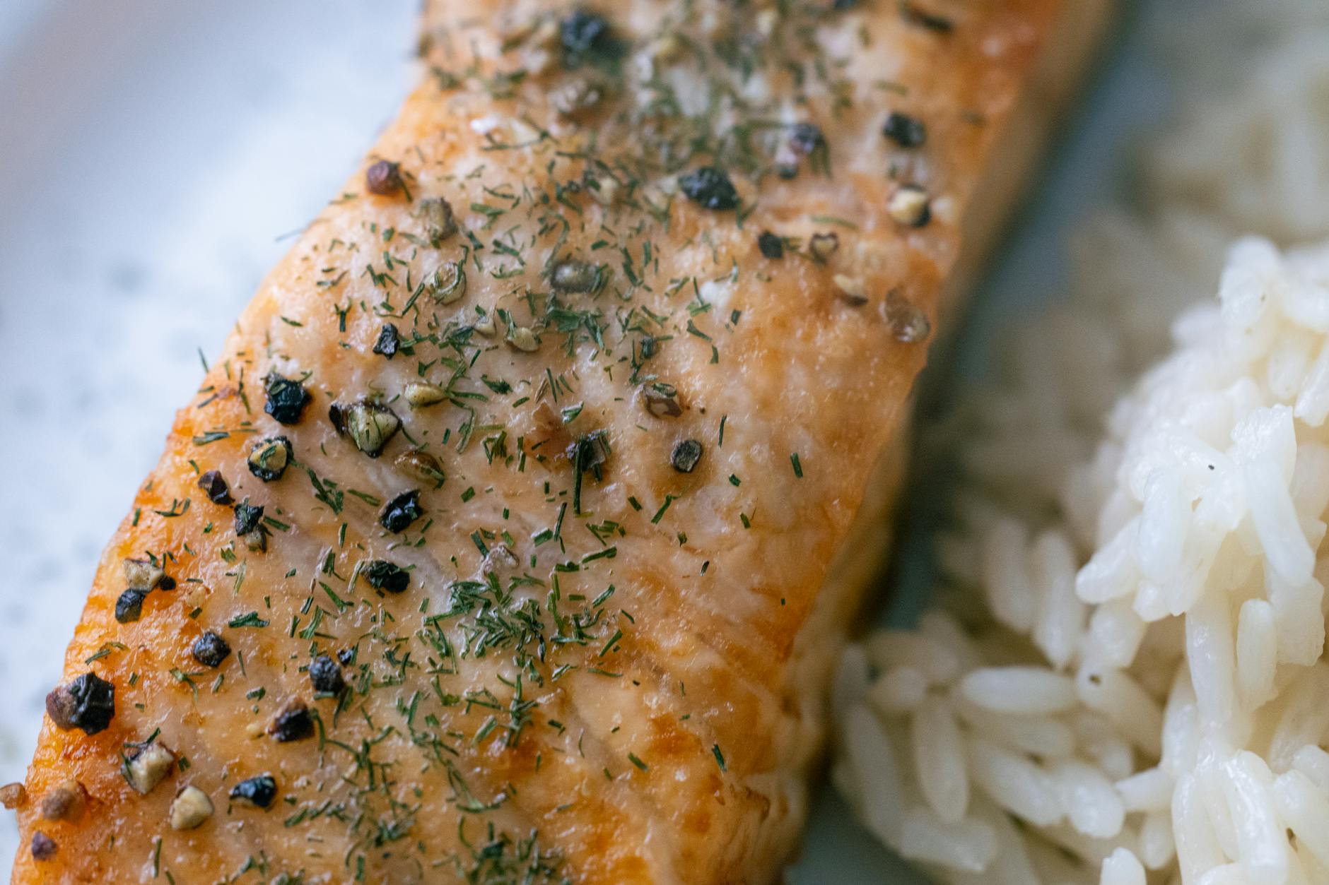 Effortlessly Grill Flaky Lemon Dill Salmon: A Healthy Weeknight Delight